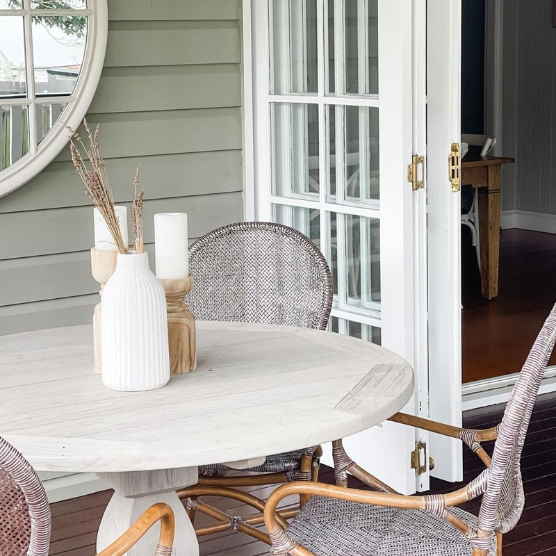 round hamptons dining table